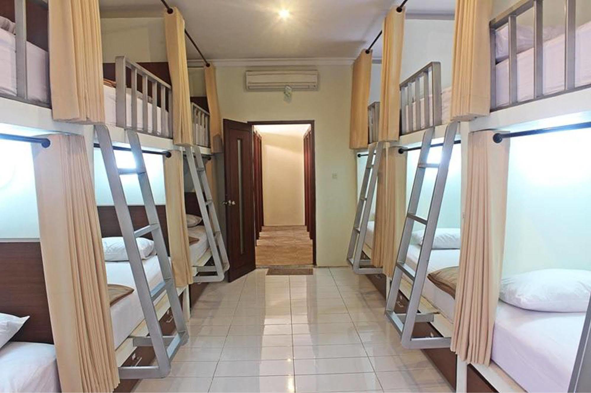 Mirah Hostel レギャン エクステリア 写真