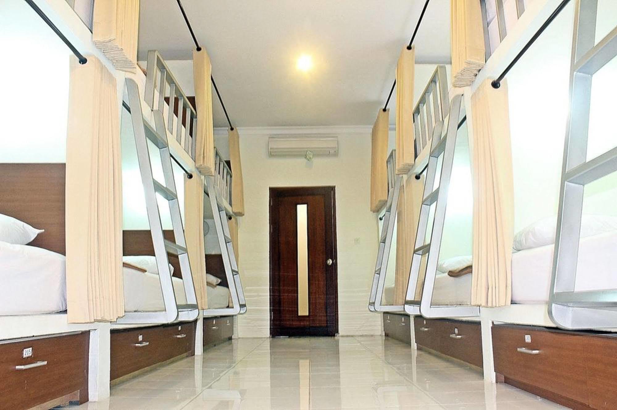 Mirah Hostel レギャン エクステリア 写真
