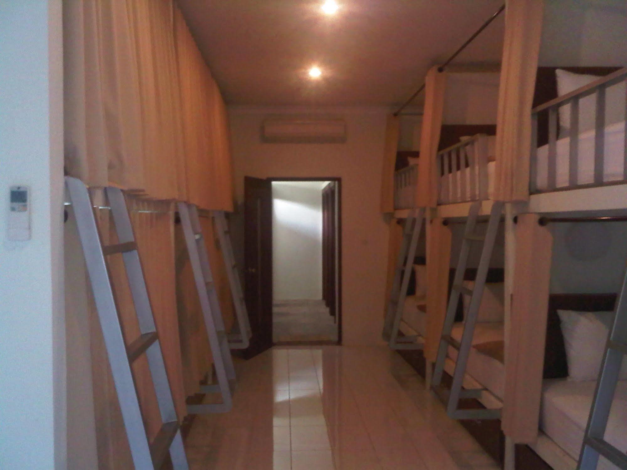 Mirah Hostel レギャン エクステリア 写真