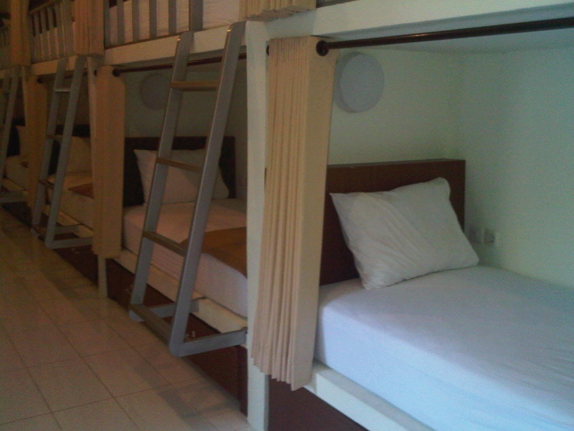 Mirah Hostel レギャン エクステリア 写真