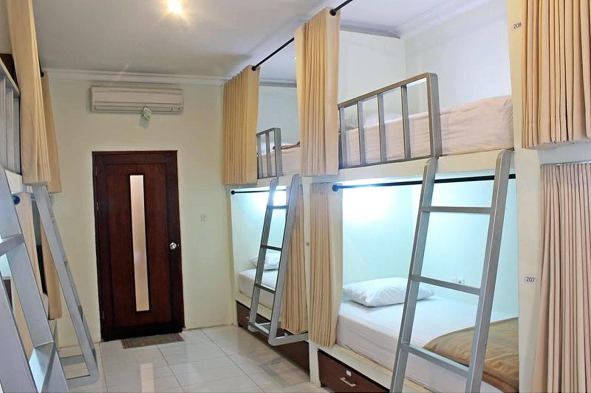 Mirah Hostel レギャン エクステリア 写真